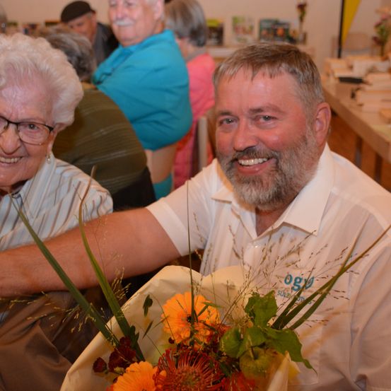 Bild enthält, Flower, Flower Arrangement, Flower Bouquet, Plywood, Wood, Person, Face, Head, Glasses, Shirt