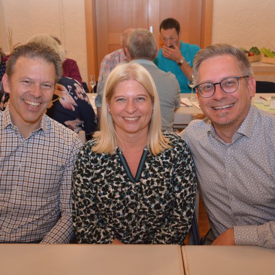 Bild enthält, Shirt, Restaurant, Plywood, Adult, Female, Person, Woman, Male, Man, Face