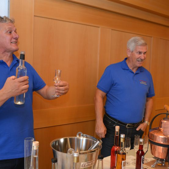 Bild enthält, Adult, Male, Man, Person, Glass, Wood, Meal, Plywood, Glasses, Factory