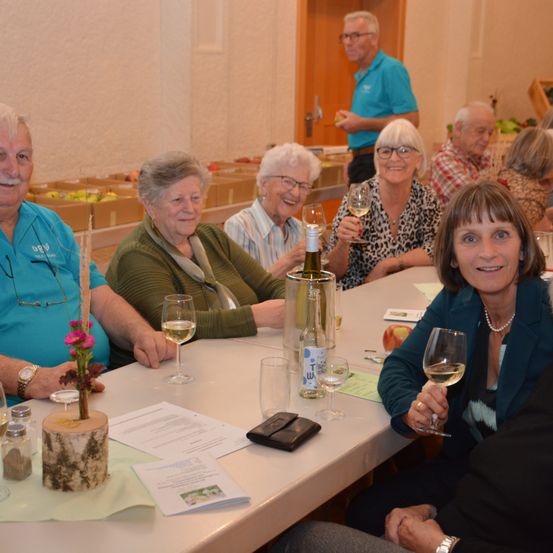 Bild enthält, Glass, Adult, Female, Person, Woman, Dining Table, Table, Male, Man, Restaurant