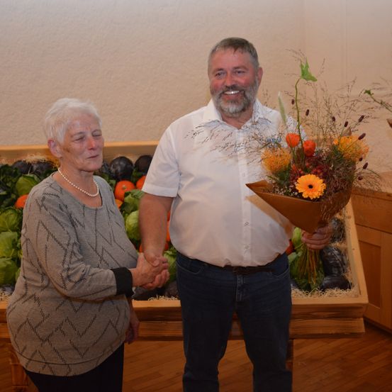 Bild enthält, Flower, Flower Arrangement, Flower Bouquet, Wood, Ikebana, Plywood, Adult, Male, Man, Person