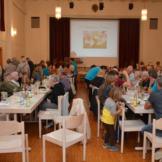 Bild enthält, Flooring, Indoors, Restaurant, People, Person, Cafeteria, Wood, Dining Table, Plywood, Dining Room