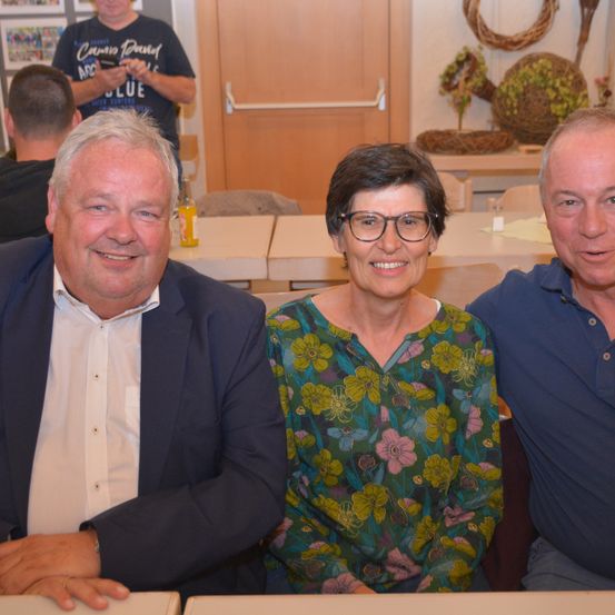 Bild enthält, Plywood, Wood, People, Person, Adult, Male, Man, Couch, Linen, Potted Plant