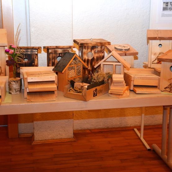 Bild enthält, Plywood, Wood, Hardwood, Floor, Flooring, Table, Desk, Interior Design, Building, Box