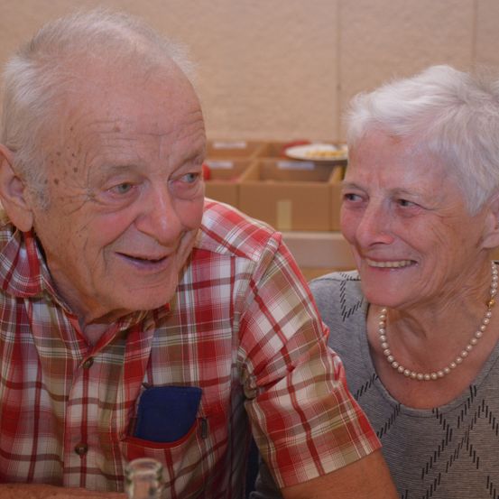 Bild enthält, Adult, Male, Man, Person, Female, Woman, Face, Portrait, Linen, Finger
