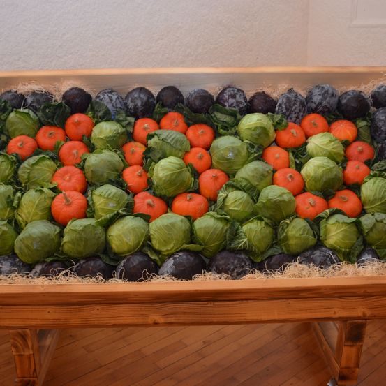 Bild enthält, Food, Produce, Fruit, Plant, Box, Leafy Green Vegetable, Vegetable