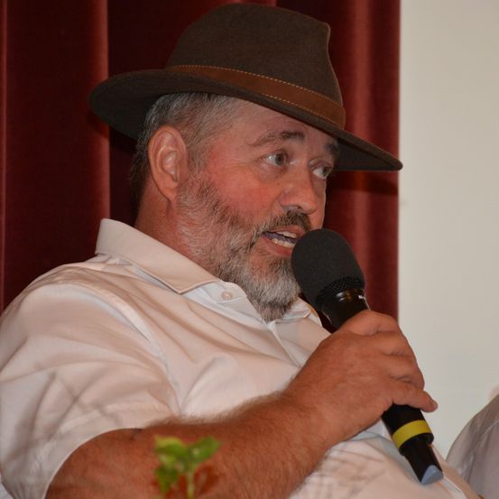 Bild enthält, Hat, Microphone, Finger, Person, Sun Hat, Adult, Male, Man, Shirt, Face