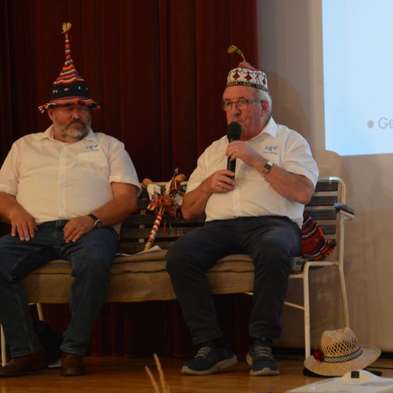 Bild enthält, Hat, Wood, Couch, Adult, Male, Man, Person, Shoe, Pants, Jeans