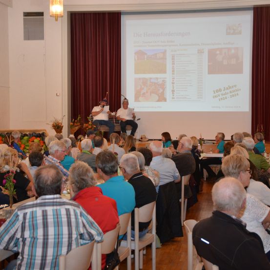 Bild enthält, People, Person, Crowd, Indoors, Seminar, Adult, Male, Man, Female, Woman