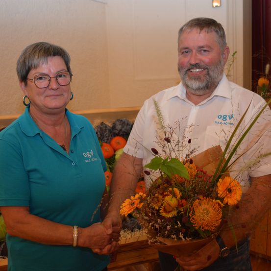 Bild enthält, Flower, Flower Arrangement, Flower Bouquet, Person, Adult, Male, Man, Ikebana, Face, Glasses