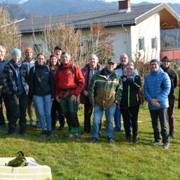 Bild enthält, Pants, People, Person, Walking, Grass, Coat, Jacket, Adult, Male, Man