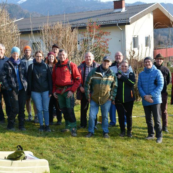 Bild enthält, Pants, People, Person, Walking, Grass, Coat, Jacket, Adult, Male, Man