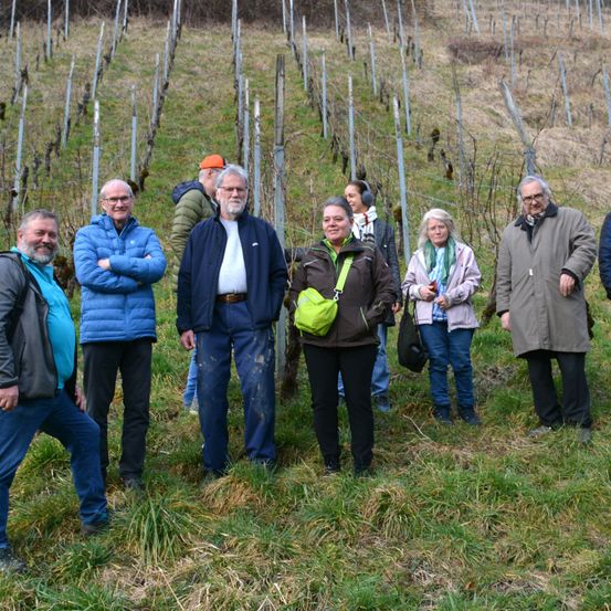 Bild enthält, Soil, Pants, Outdoors, Person, Walking, Coat, Nature, Jacket, People, Countryside