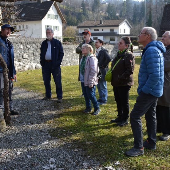 Bild enthält, Pants, Gravel, Tree, Coat, Person, Jacket, Adult, Male, Man, Soil