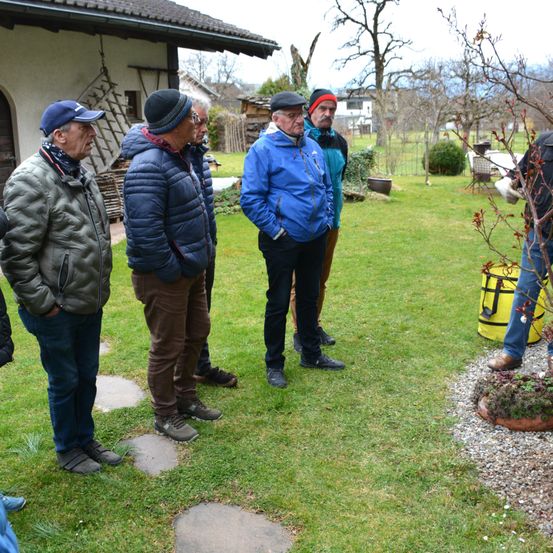 Bild enthält, Pants, Cap, Hat, Coat, Jacket, Adult, Male, Man, Person, Woman