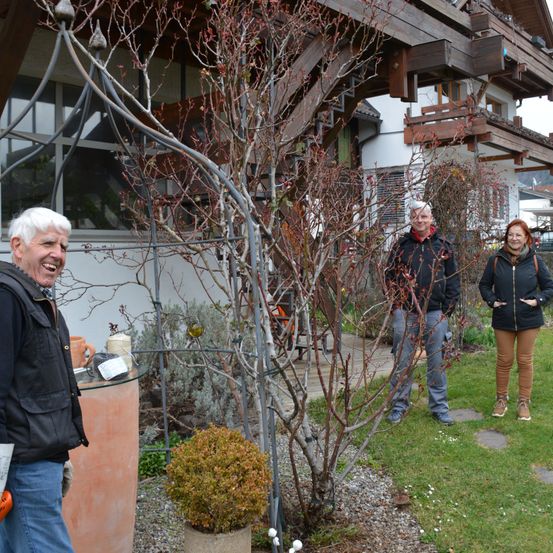 Bild enthält, Pants, Slate, Potted Plant, Jeans, Garden, Jacket, Adult, Male, Man, Person