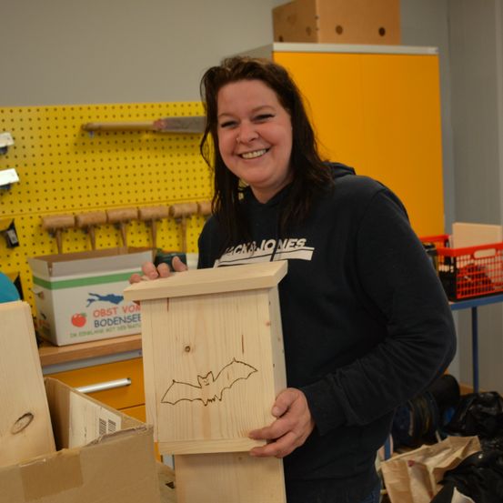 Bild enthält, Plywood, Wood, Adult, Female, Person, Woman, Shelf, Box, Cupboard, Face