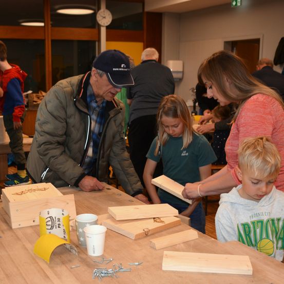 Bild enthält, Plywood, Wood, Adult, Female, Person, Woman, Hardwood, Restaurant, Male, Man