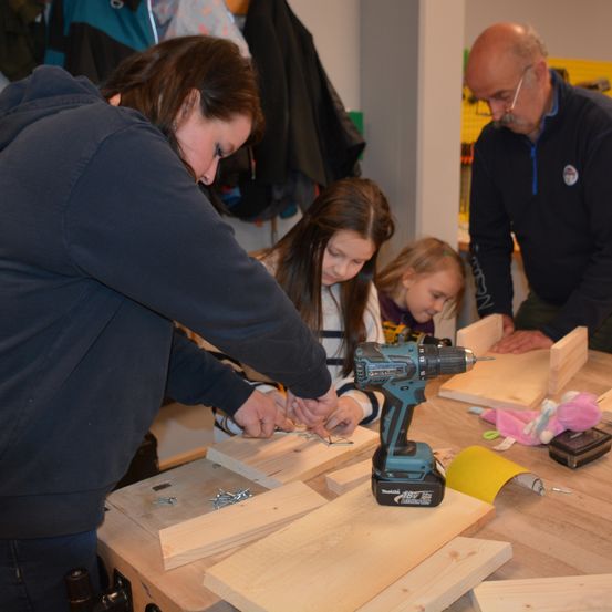 Bild enthält, Plywood, Wood, Adult, Male, Man, Person, Power Drill, Child, Female, Girl