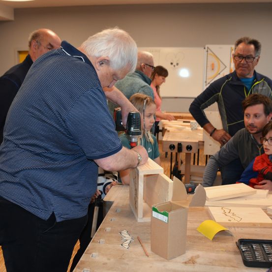 Bild enthält, Plywood, Wood, Adult, Male, Man, Person, Boy, Child, Factory, Face