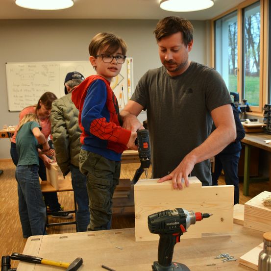 Bild enthält, Plywood, Wood, Power Drill, Adult, Male, Man, Person, Boy, Child, Woman