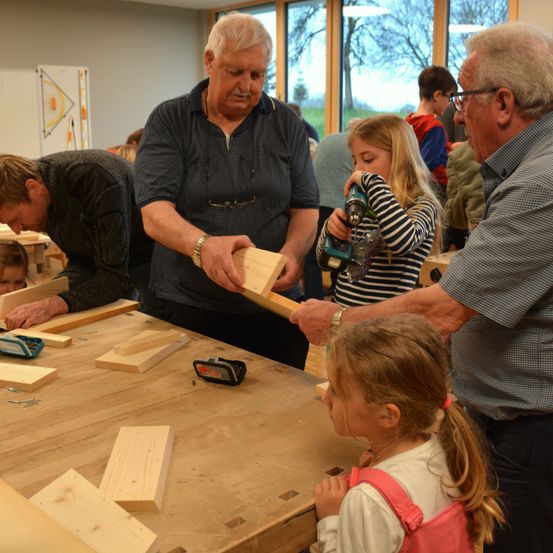 Bild enthält, Plywood, Wood, Adult, Male, Man, Person, Child, Female, Girl, Hardwood