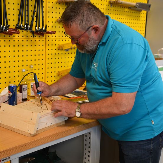 Bild enthält, Plywood, Wood, Adult, Male, Man, Person, Factory, Manufacturing, Face, Jeans