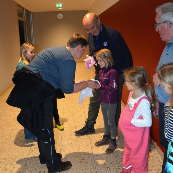 Bild enthält, Floor, Flooring, Pants, Coat, Adult, Male, Man, Person, Child, Girl