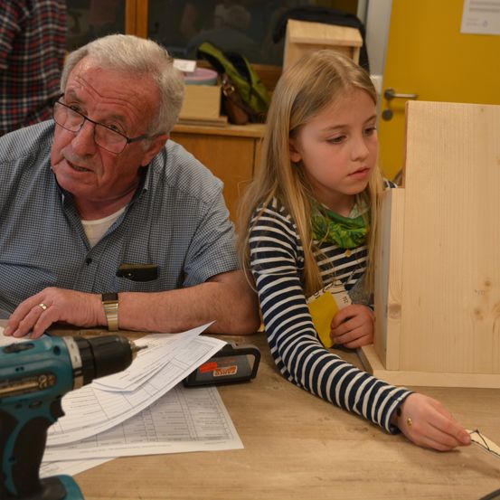 Bild enthält, Plywood, Wood, Child, Female, Girl, Person, Adult, Male, Man, Hardwood