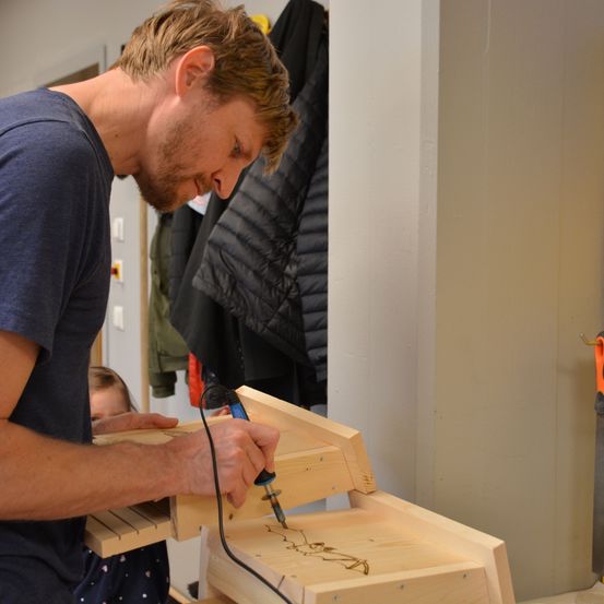 Bild enthält, Plywood, Wood, Adult, Male, Man, Person, Face, Head, Factory, Screwdriver