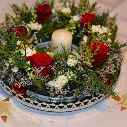 Bild enthält, Flower, Flower Arrangement, Plant, Flower Bouquet, Rose, Candle