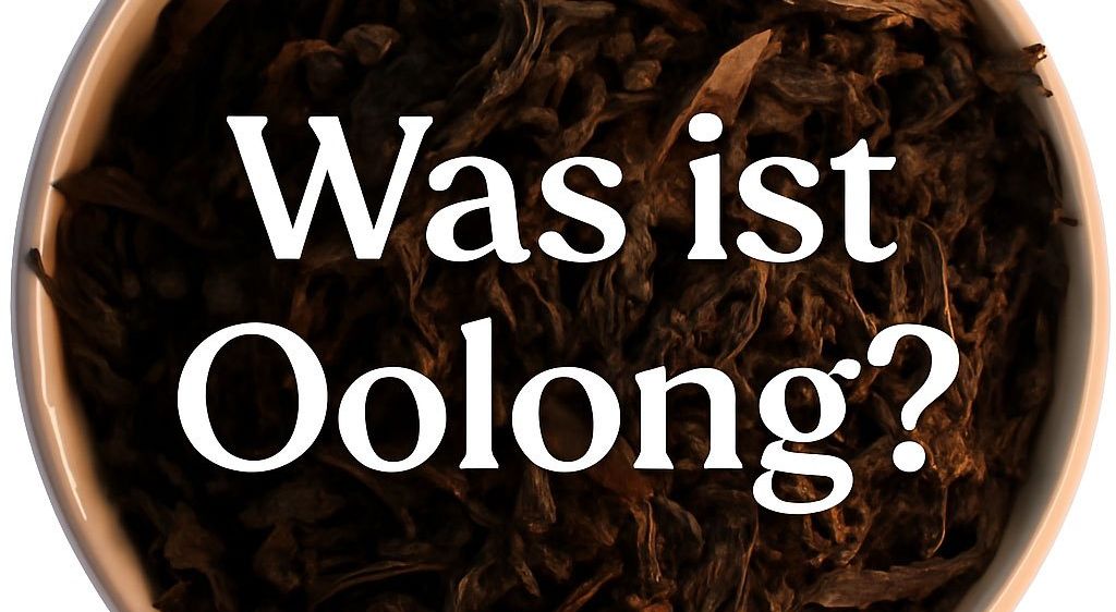 Ein Becher mit Oolong-Teeblättern, mit Textüberlagerung, die fragt 'Was ist Oolong?'. Die Blätter sind dunkel und scheinen ganz zu sein, was auf einen Tee höherer Qualität hinweist.