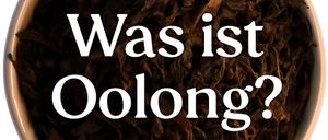 Ein Becher mit Oolong-Teeblättern, mit Textüberlagerung, die fragt 'Was ist Oolong?'. Die Blätter sind dunkel und scheinen ganz zu sein, was auf einen Tee höherer Qualität hinweist.
