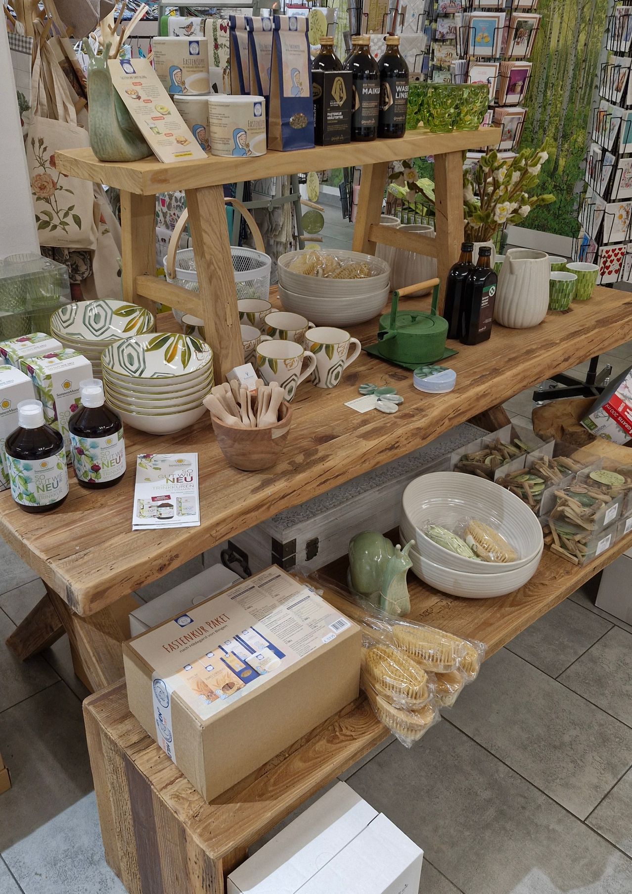 Bild enthält, Shelf, Plywood, Wood, Furniture, Table, Box, Shop, Indoors, Tabletop, Pottery