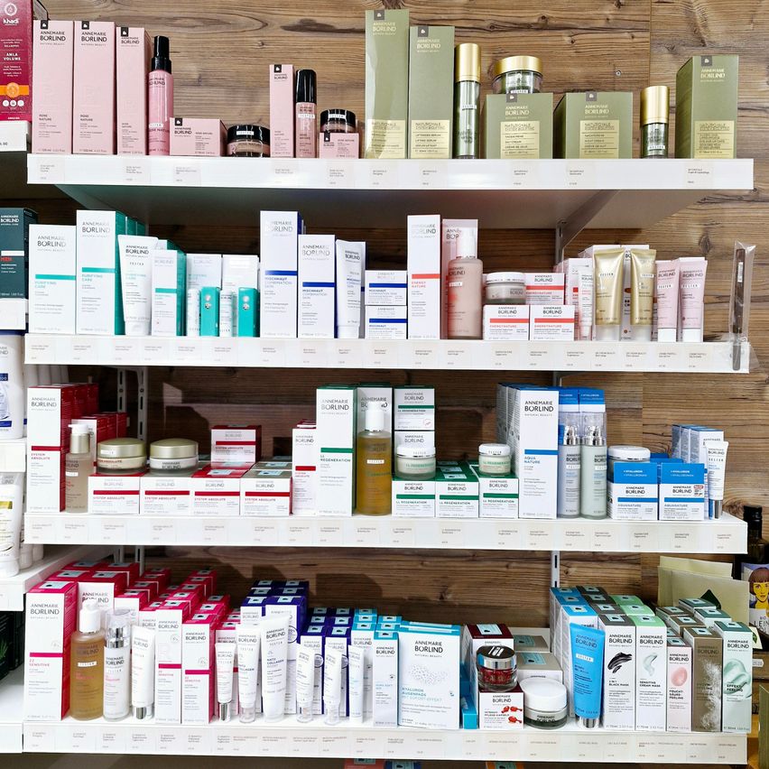 Bild enthält, Shelf, Shop, Furniture, Pharmacy, Box, Cabinet