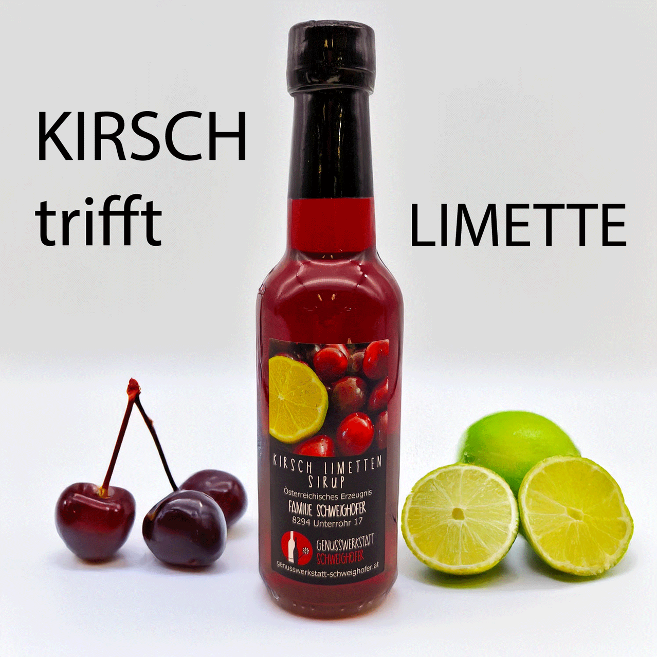 Eine Flasche Kirsch Limetten Sirup mit Kirschen und Limetten darum. Das Etikett sagt Kirsch Limetten Sirup und 8294 Unterdorf.