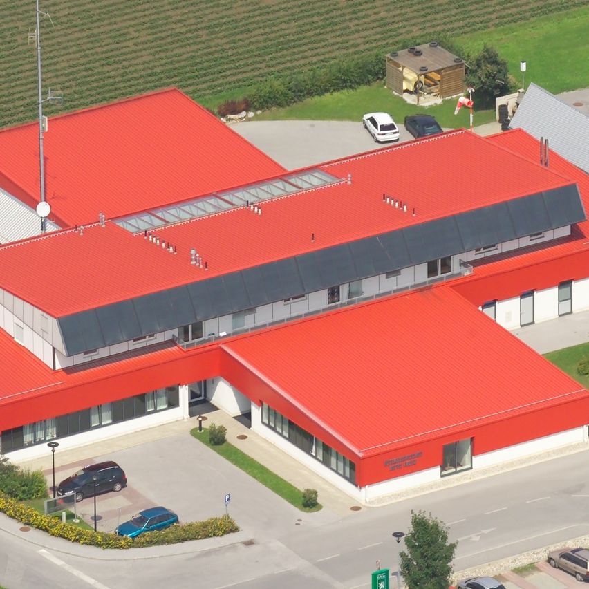 Bild enthält, Outdoors, Architecture, Building, Aerial View, Car, Transportation, Vehicle, Nature, Housing, Countryside