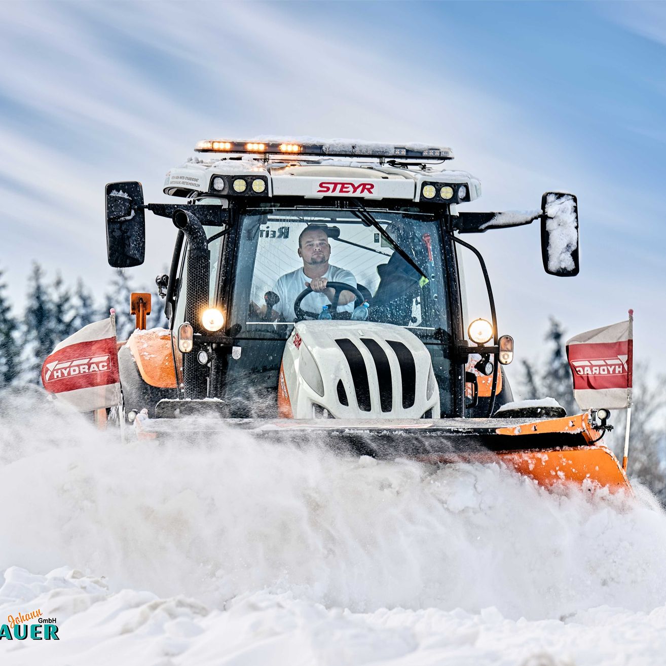 Bild enthält, Machine, Adult, Male, Man, Person, Tractor, Vehicle, Bulldozer, Snowplow, Wheel