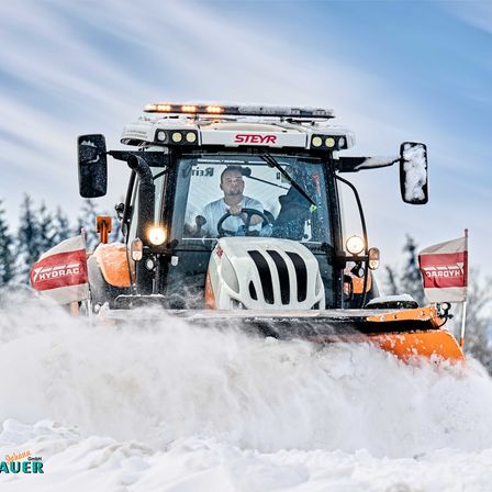 Bild enthält, Machine, Adult, Male, Man, Person, Tractor, Vehicle, Bulldozer, Snowplow, Wheel