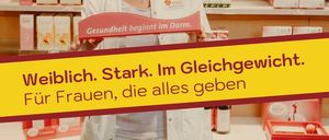 Eine lächelnde Frau in einer Apotheke hält ein Schild mit der Aufschrift 'Gesundheit beginnt im Darm.' Hinter ihr sind Regale mit Produkten gefüllt. Die Anzeige ist für ein Sonderangebot, das vom 9. bis 11. läuft.