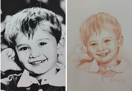 Zwei Bilder eines lächelnden Jungen, eines in Schwarz-Weiß und eines in Farbe. Der Junge hat kurze Haare und trägt ein weißes Hemd.