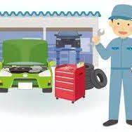 Ein Mann in einer blauen Uniform hält eine Schraube in der Hand und steht neben einem grünen Auto mit geöffneter Motorhaube in einer Garage.