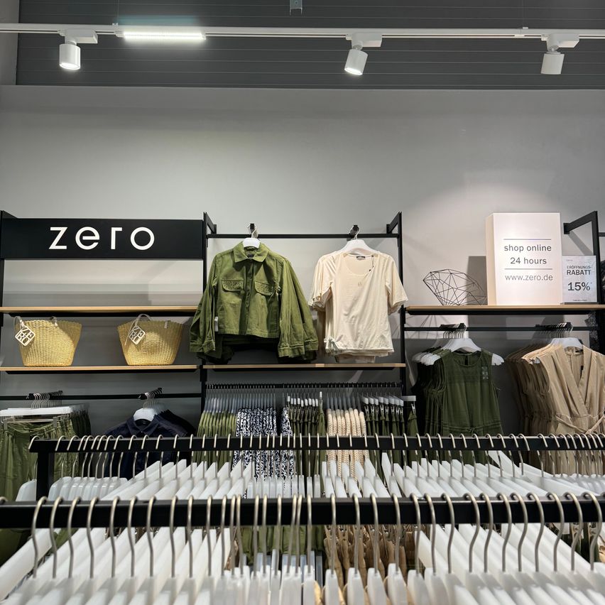 Bild enthält, Architecture, Building, Clothing, Coat, Accessories, Bag, Handbag, Indoors, Shop