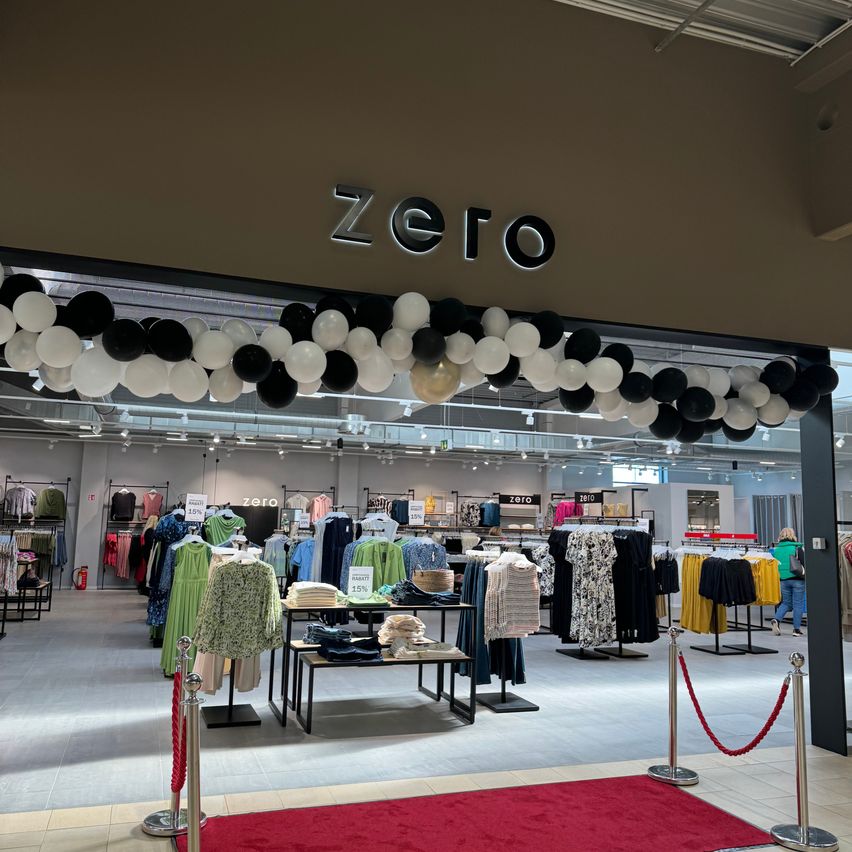 Bild enthält, Architecture, Building, Indoors, Shop, Person, Shopping Mall, Market, Grocery Store, Supermarket, Coat