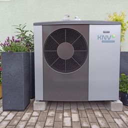Bild enthält, Plant, Planter, Potted Plant, Device, Appliance, Electrical Device, Bird, Washer, Bench, Air Conditioner