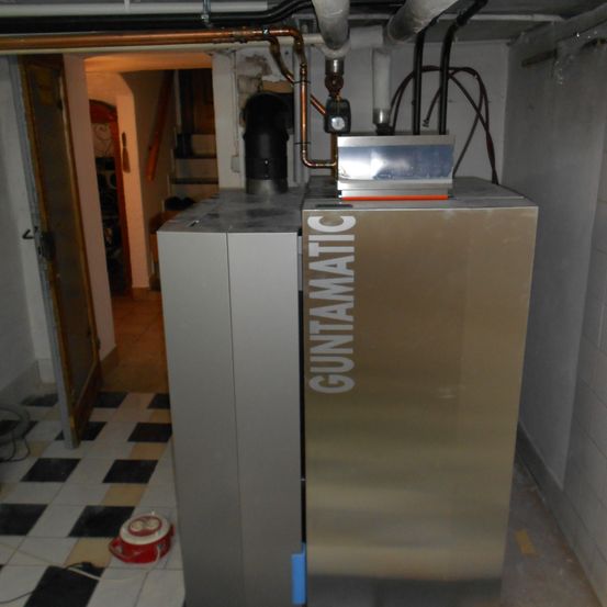 Bild enthält, Floor, Flooring, Architecture, Building, Indoors, Device