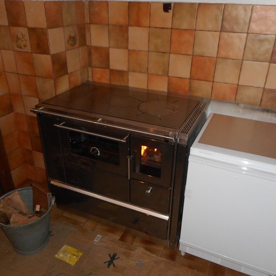 Bild enthält, Device, Appliance, Electrical Device, Oven, Floor, Flooring