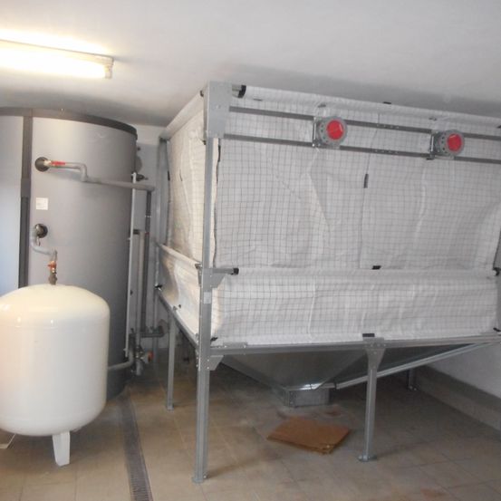 Bild enthält, Architecture, Building, Bathing, Indoors, Bed, Furniture