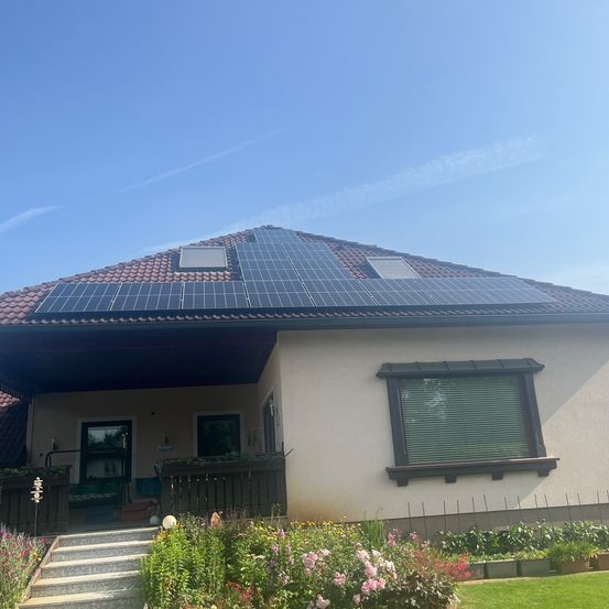 Bild enthält, Outdoors, Architecture, Building, Electrical Device, Solar Panels, House, Housing, Staircase