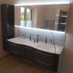 Bild enthält, Sink, Double Sink, Architecture, Building, Sink Faucet